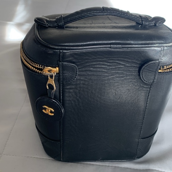 COPY - Authentic Chanel vanity case. Can make it into a handbag. - Picture 8 of 12